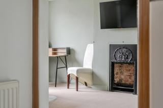 Surrey's Charming Modern Maisonette with Parking - Pass the Keys - 3