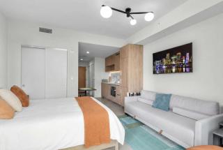 Crosby Premier Studio with Rooftop Pool & Balcony - 9