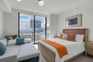 Crosby Premier Studio with Rooftop Pool & Balcony - 5