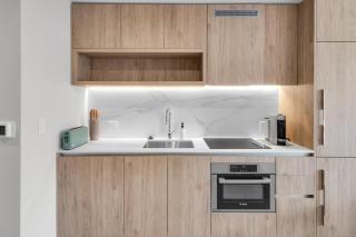 Crosby Premier Studio with Rooftop Pool & Balcony - 1