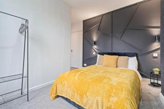Comfortable 3-Bed Home with Parking & Ultra-Fast Wi-Fi - 0