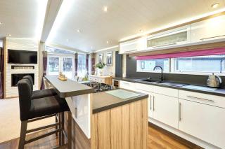 Enzo's Lodge with Hot Tub - 2