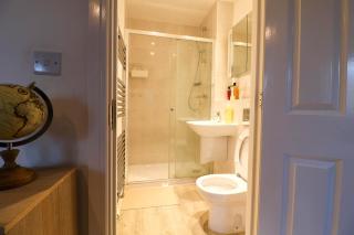 Stylish 4 Bed House In Lakeside - 2