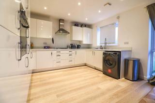 Stylish 4 Bed House In Lakeside - 8