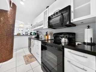 Miami Beach Studio with shared Heated Pool & Gym - 8