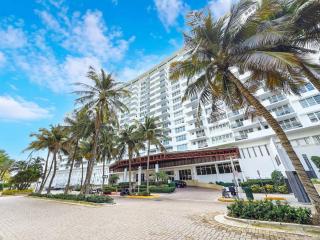 Miami Beach Studio with shared Heated Pool & Gym - 6