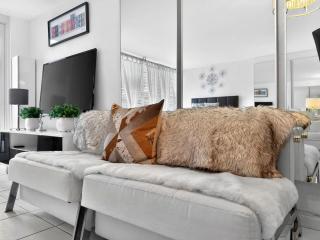 Miami Beach Studio with shared Heated Pool & Gym - 1