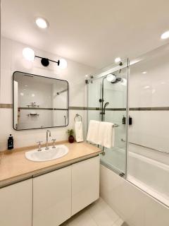 Modern 4BR in Central BGC Walk to Shangrila and Ascot - 4