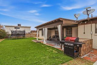 Granero Family Retreat with Yard and Trampoline - 9