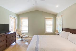 1BR 1BA Near Downtown and Town Lake w Parking, Balcony by Austin Vacay - 7