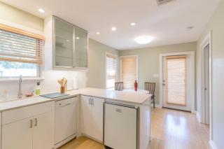 1BR 1BA Near Downtown and Town Lake w Parking, Balcony by Austin Vacay - 3