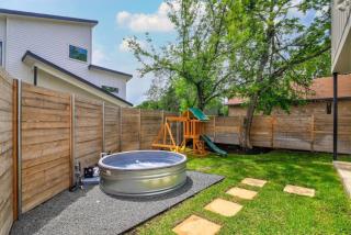 New Modern 3BR 2.5BA North Loop, Cowboy Pool and Patio by Austin Vacay - 6