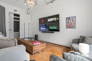 East Austin Escape 4BR 2.5BA Heated Pool and Karaoke Lounge by Austin Vacay - 3