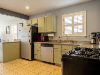 East ATX 3BR 2BA, Patio and Fire Pit Mins to Downtown by Austin Vacay - 2