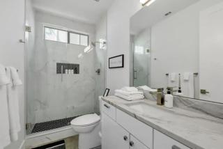 3BR 3BA Heart of SoCo, Private Deck Steps to Shops by Austin Vacay - 3