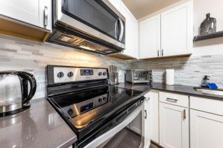 2BR 2BA Condo 10 Mins to Downtown, Steps to Zilker Park by Austin Vacay - 2