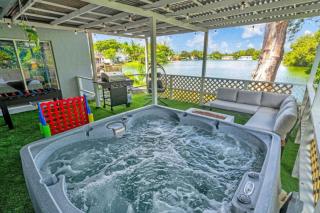 Hallandale Beach 4 Bedroom Retreat Private Year Round Hot Tub 7 Bathrooms Game Room Sleeps 12 - 9