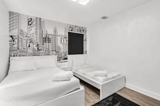 Hallandale Beach 4 Bedroom Retreat Private Year Round Hot Tub 7 Bathrooms Game Room Sleeps 12 - 3
