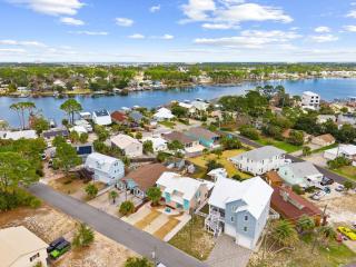 Emerald Escape 1 - 3 Blocks to Beach - 6