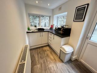 Coastal 2BR Retreat in Colwyn Bay - 4