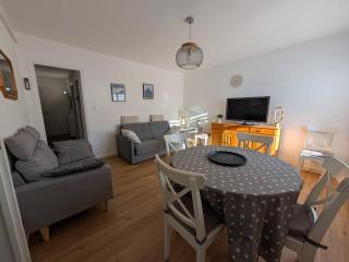 Appartement T2 avec balcon, cuisine équipée, parking - FR-1-593-28 - 1