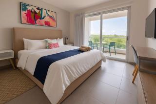 Steps from 5th Ave with Rooftop Pool Gym & Cinema - 7