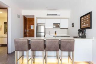 Steps from 5th Ave with Rooftop Pool Gym & Cinema - 2