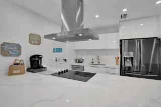 Luxury and Fun, Heated POOL, Games, 15 min to FLL - 3