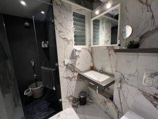 Neon - Royal Nest Aerotel with Pvt Balcony -1 km from Airport - 9