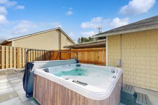 Cozy Seaside Bungalow, Brand New Hot Tub, Fast WiFi & W&D - Walk to the Beach - 7
