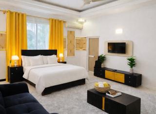 Modern 5-Bedroom Family Home Near Palm Village - 7