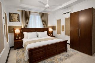 Modern 5-Bedroom Family Home Near Palm Village - 3