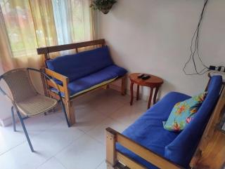 Comodo chalet, en una muy buena ubicación y rodeado de jardines - 5