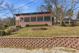 Family-Friendly Lakefront Home Near Shorty Pants Bar | 21 MM - 8