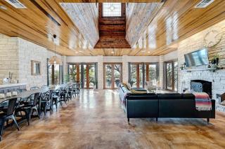 Luxury Lakefront Escape on Lake Travis - 4