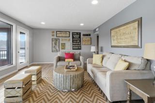 Family-Friendly Lakefront Home Near Shorty Pants Bar | 21 MM - 4