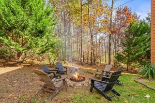 Wooded Cabin Escape w Fire Pit & Family Ready - 9