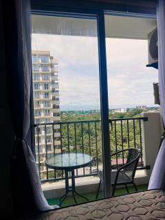 9th Floor Condo with Pool View, Free Pool Access, Fast Wi-Fi & Netflix - 4