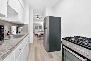 Cozy Miami Beach Studio with 2 Queens plus Workspace - 5