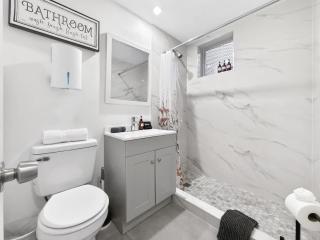 Cozy Miami Beach Studio with 2 Queens plus Workspace - 4