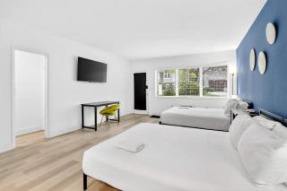 Cozy Miami Beach Studio with 2 Queens plus Workspace - 3