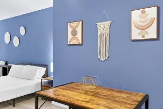Cozy Miami Beach Studio with 2 Queens plus Workspace - 2