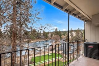 Newly Remodeled Top-floor Condo near Downtown Bend - 4