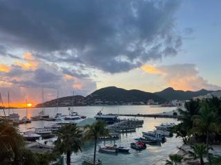 OCEANFRONT 2 Bedroom 2 Bathroom Condo-Iconic Philipsburg Boardwalk, Sint Maarten - 8