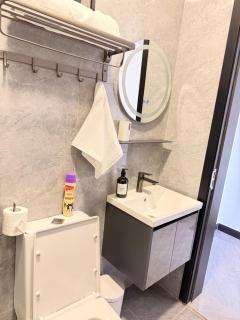 Curated Art Stay - Central Lavington - 1