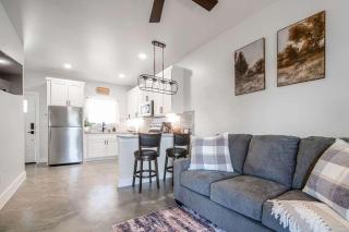 Quiet Casita with Hot Tub six Min from Downtown - 6
