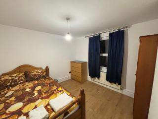 Spacious double room close to Wimbledon Park station, 20 min to central - 9