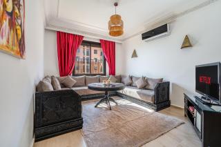 Relaxing stay with pool & secure parking - 9