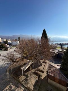 Grand Luxury Square & Lakeview Apartment - 4