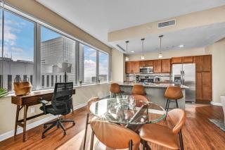 Sky High Suite Downtown w/ Parking Available $ - 2
